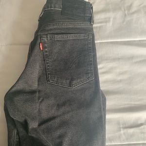 NEW W/O TAG LEVI Size 25 wedgie fit jeans! 👖👖